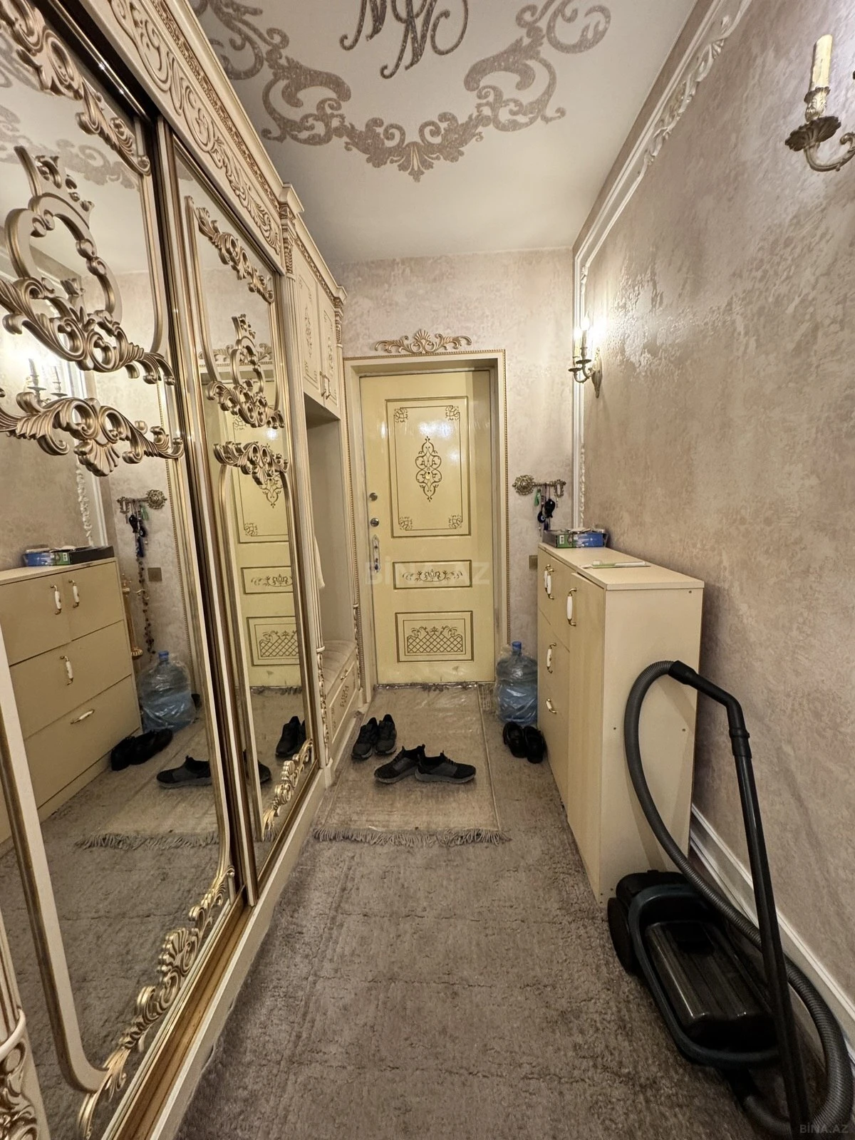 Satılır 3 otaqlı mənzil 135 m²