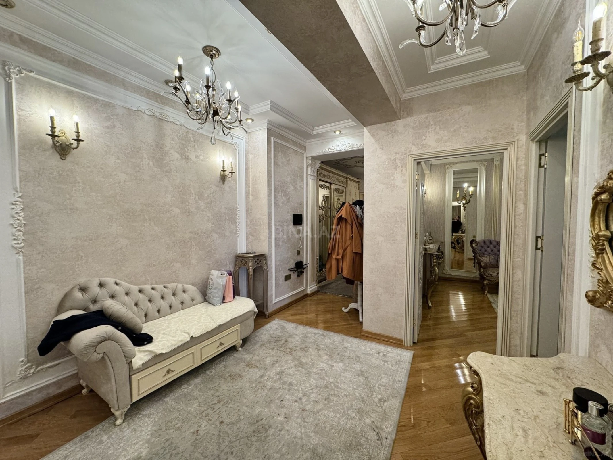 Satılır 3 otaqlı mənzil 135 m²