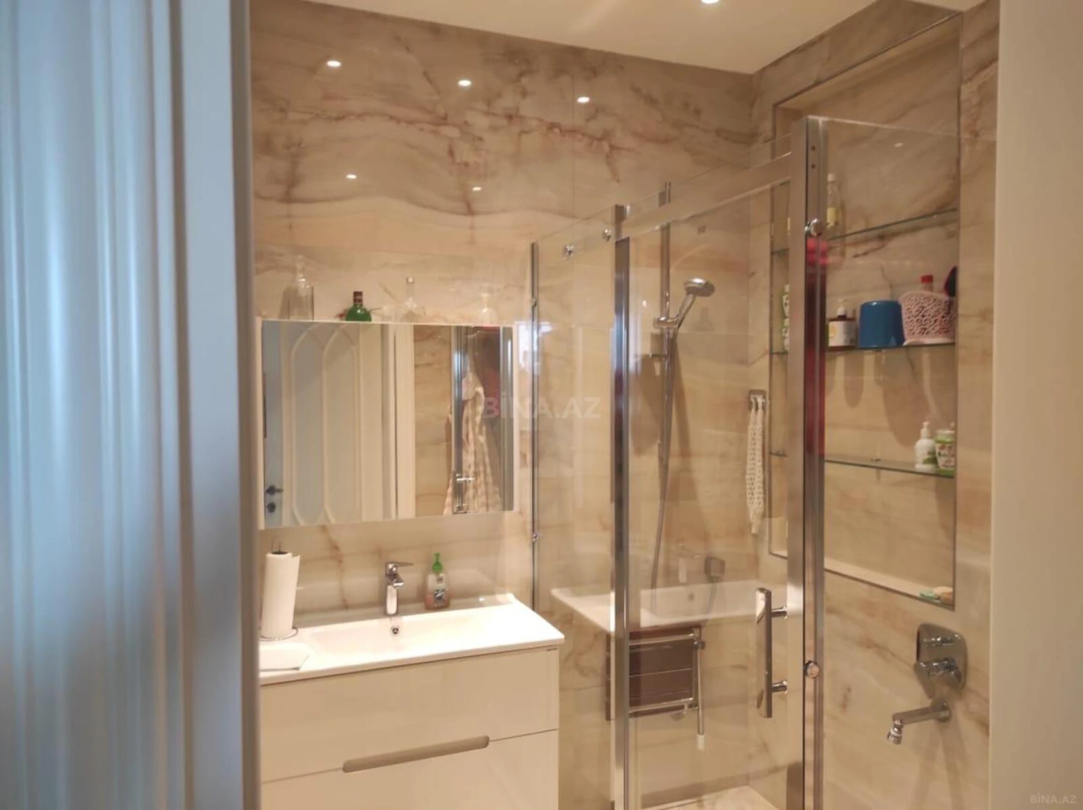 Satılır 3 otaqlı mənzil 131 m²