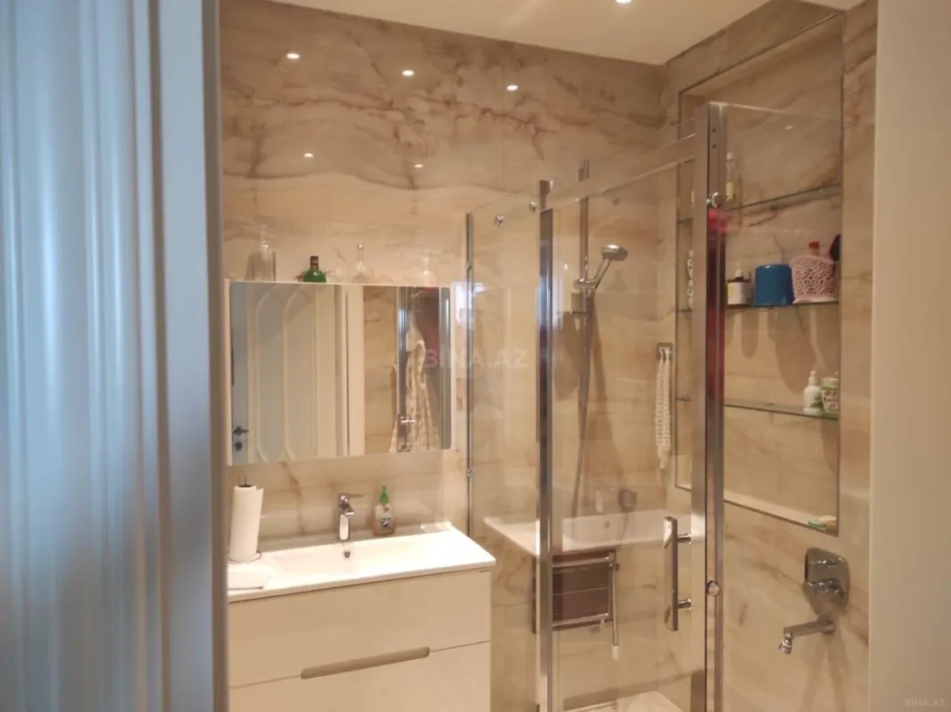 Satılır 3 otaqlı mənzil 131 m²