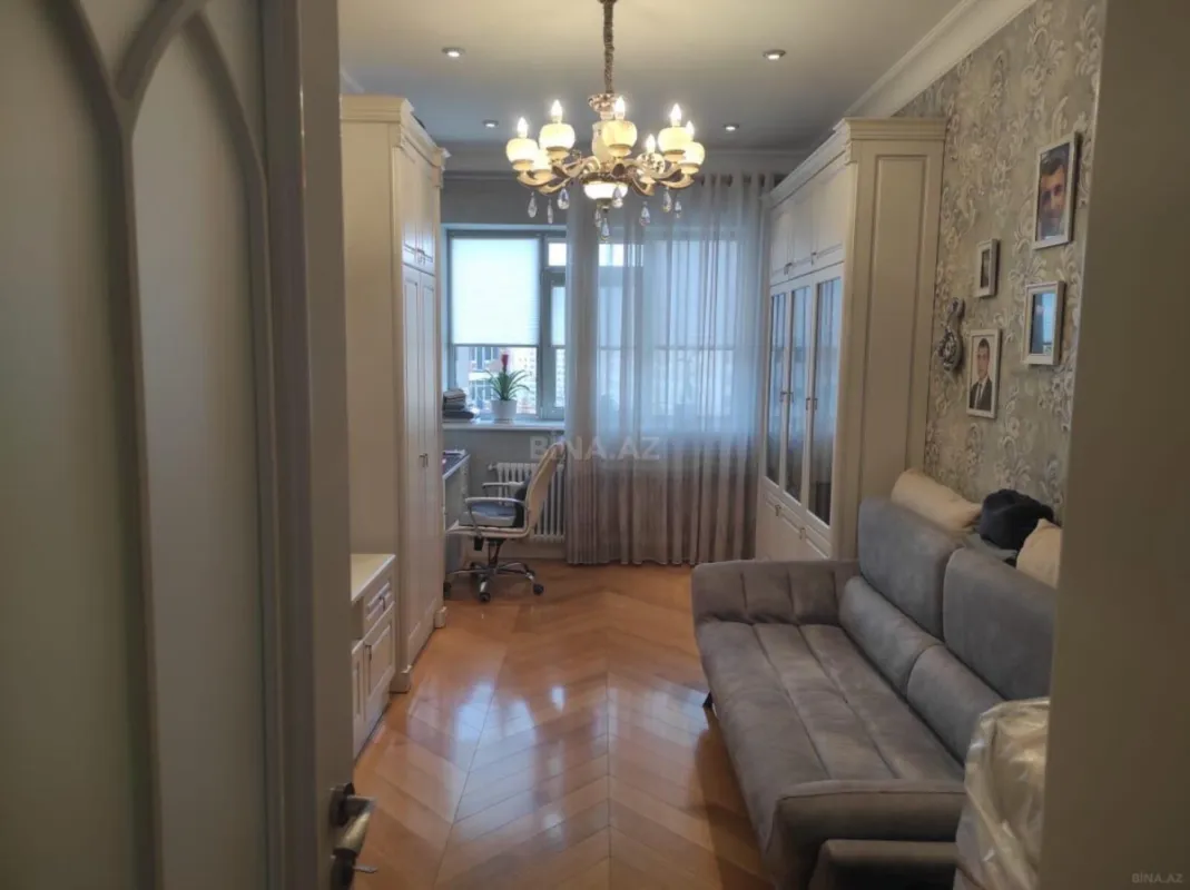 Satılır 3 otaqlı mənzil 131 m²