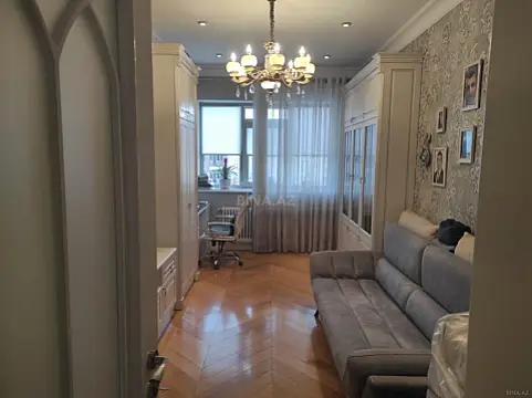 Satılır 3 otaqlı mənzil 131 m²