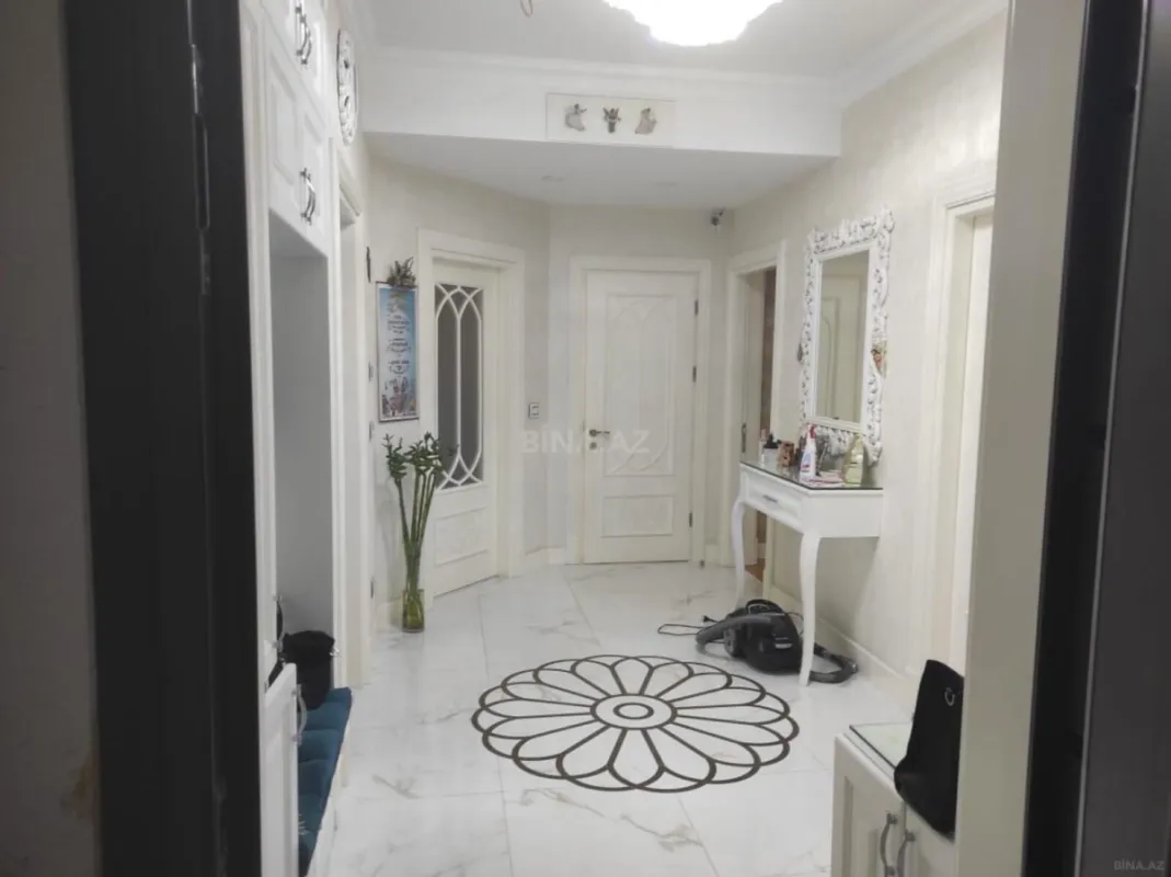 Satılır 3 otaqlı mənzil 131 m²