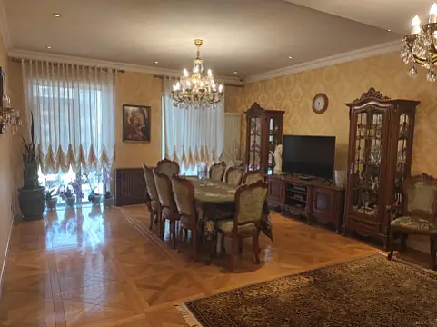 Satılır 3 otaqlı mənzil 131 m²