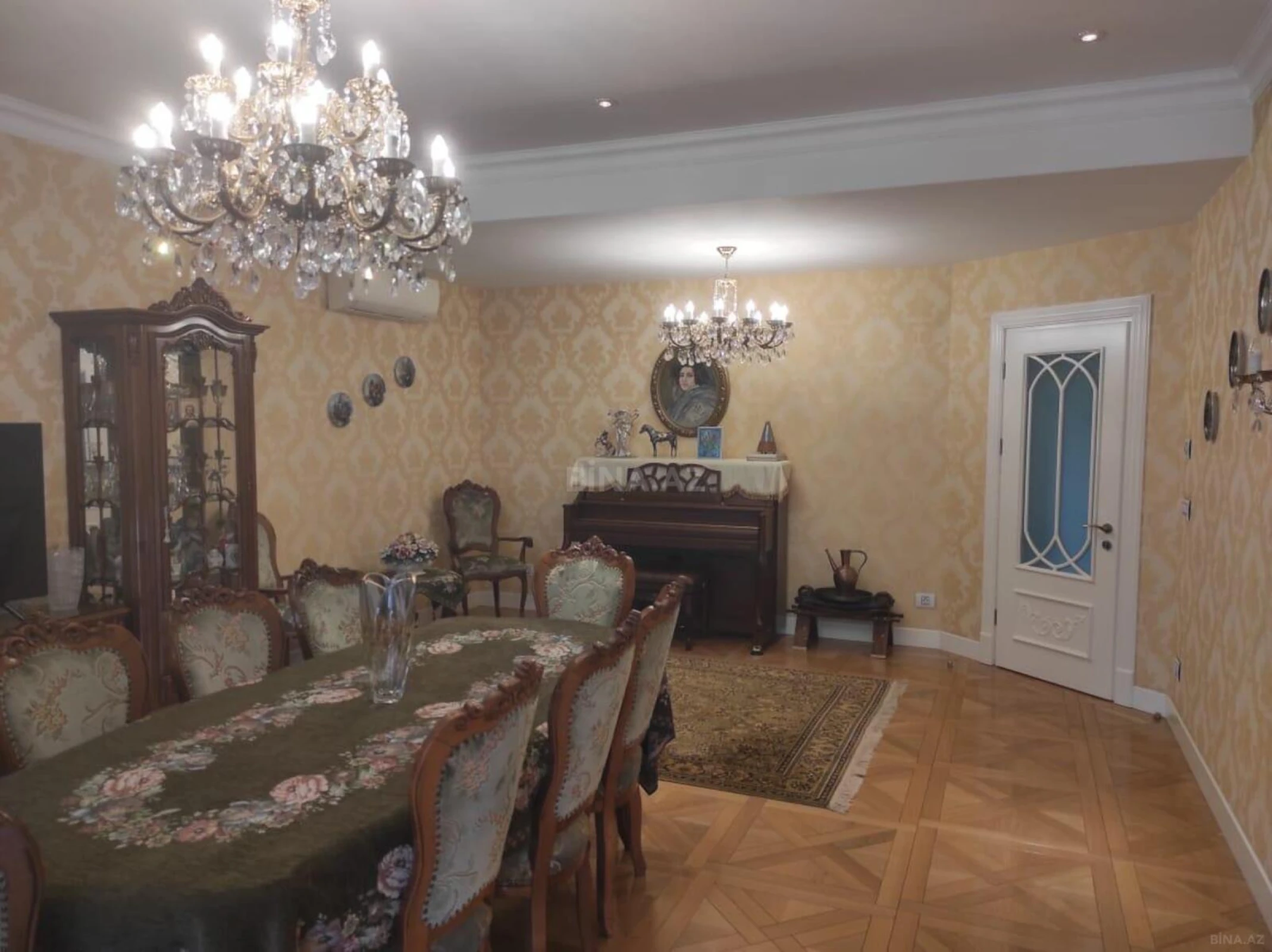 Satılır 3 otaqlı mənzil 131 m²