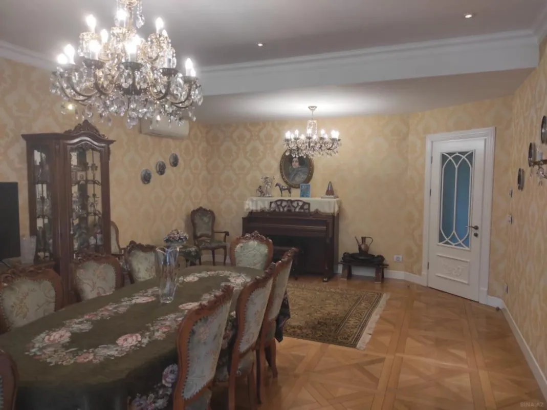Satılır 3 otaqlı mənzil 131 m²