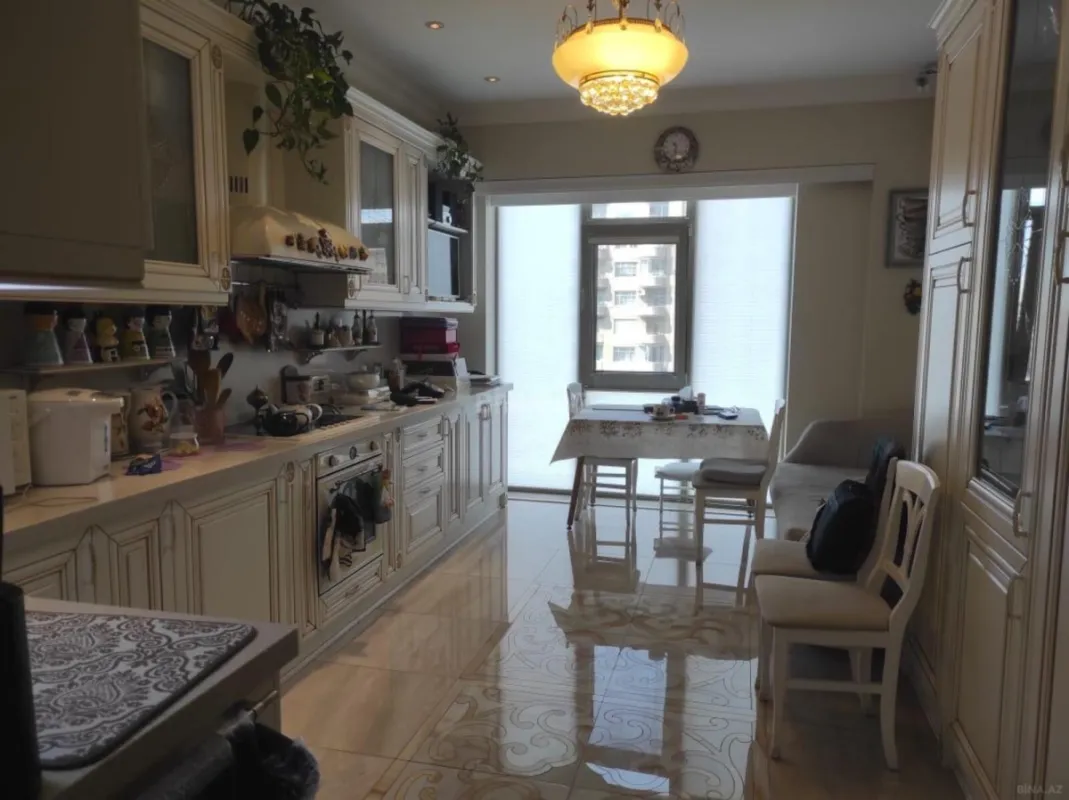 Satılır 3 otaqlı mənzil 131 m²