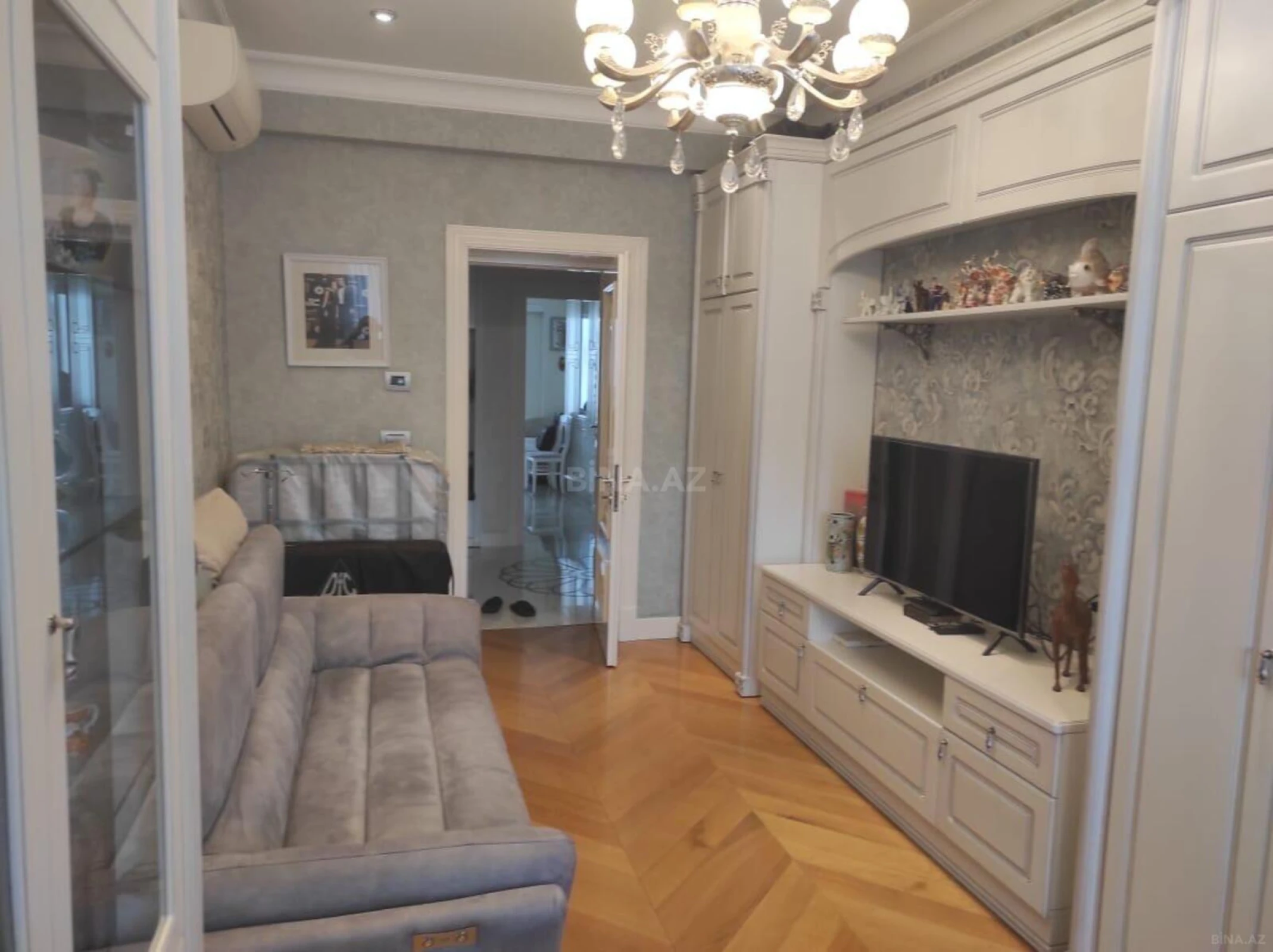 Satılır 3 otaqlı mənzil 131 m²