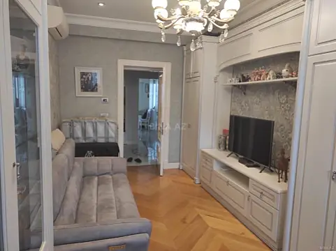 Satılır 3 otaqlı mənzil 131 m²
