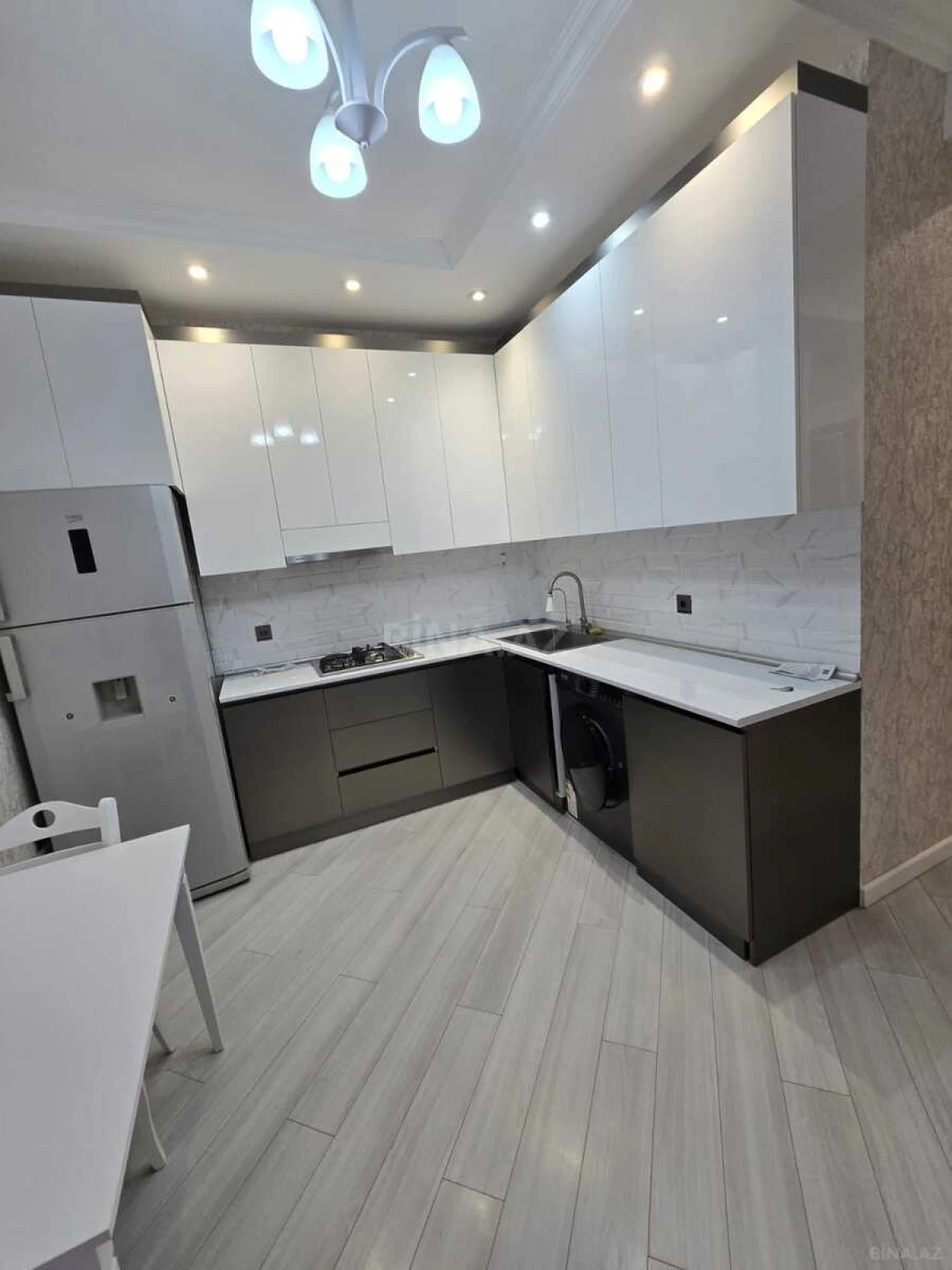 Kirayə verilir 2 otaqlı mənzil 70 m²