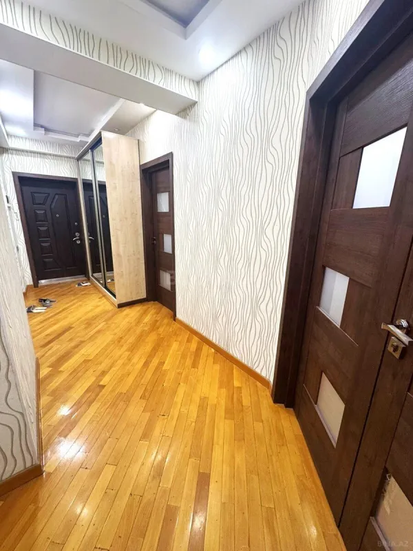 Kirayə verilir 4 otaqlı mənzil 140 m²