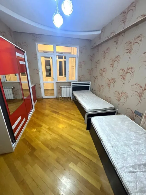 Kirayə verilir 4 otaqlı mənzil 140 m²