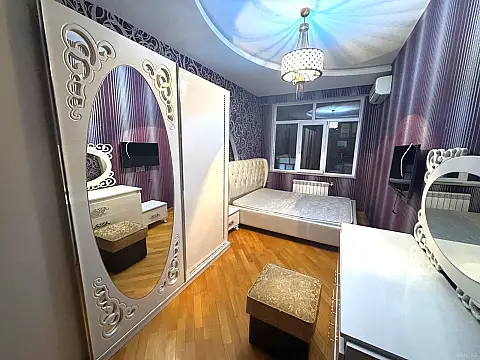 Kirayə verilir 4 otaqlı mənzil 140 m²