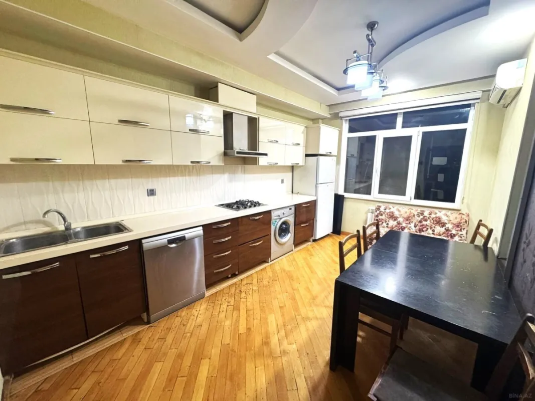 Kirayə verilir 4 otaqlı mənzil 140 m²
