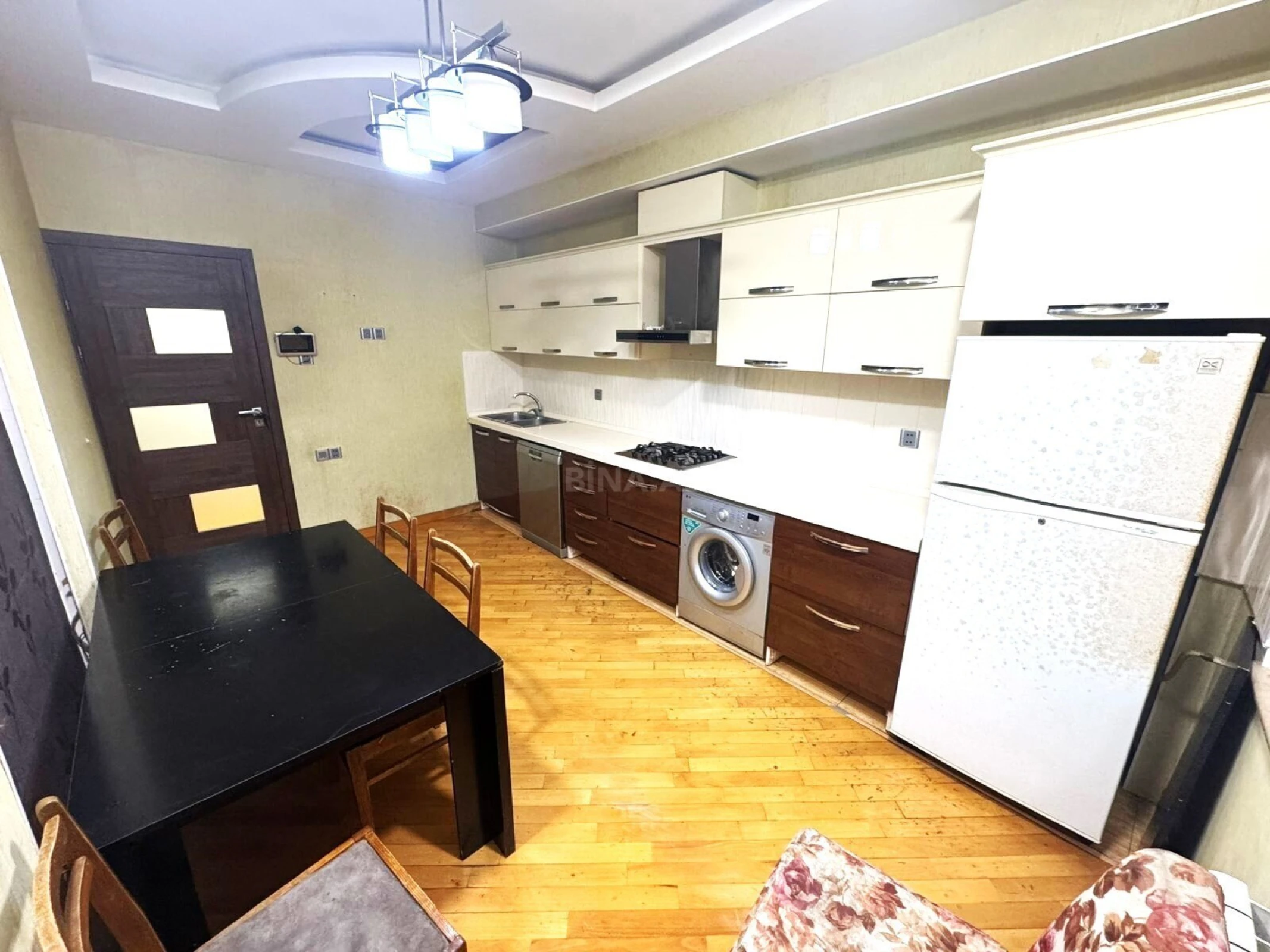 Kirayə verilir 4 otaqlı mənzil 140 m²