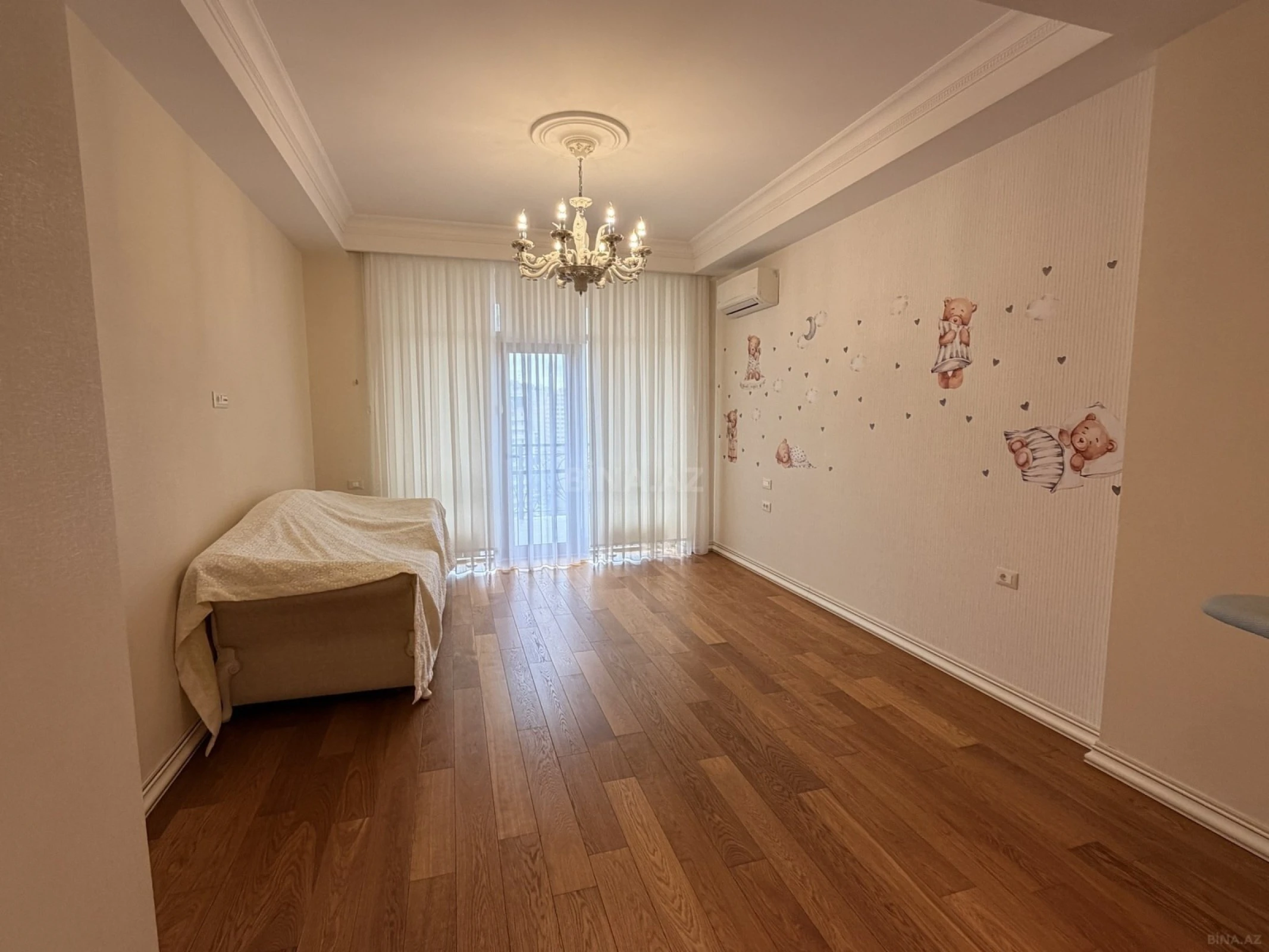 Kirayə verilir 4 otaqlı mənzil 250 m²