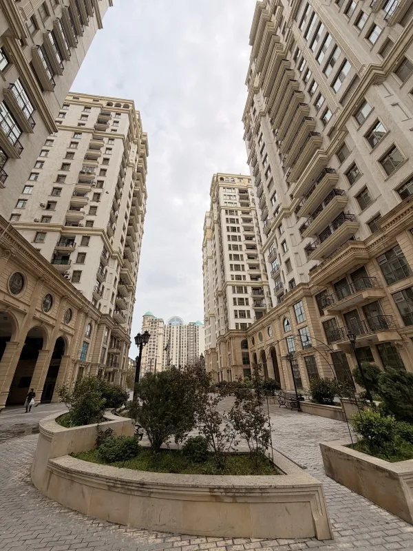 Kirayə verilir 4 otaqlı mənzil 250 m²