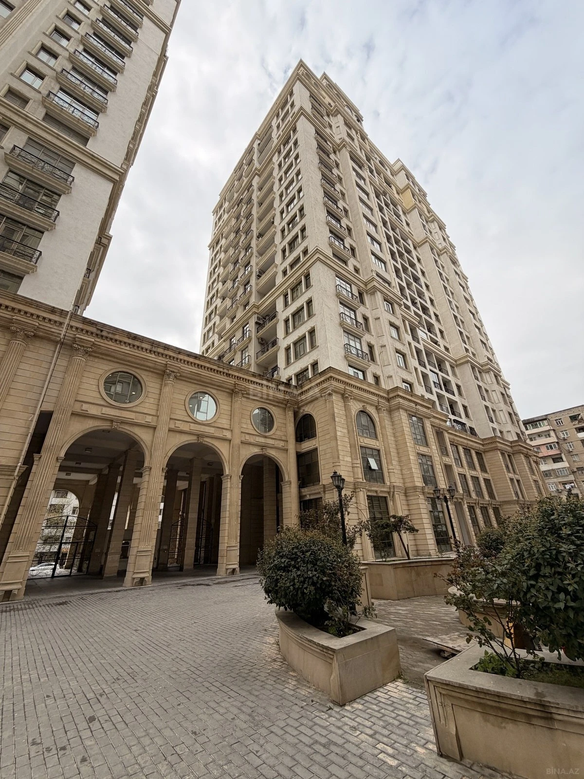 Kirayə verilir 4 otaqlı mənzil 250 m²