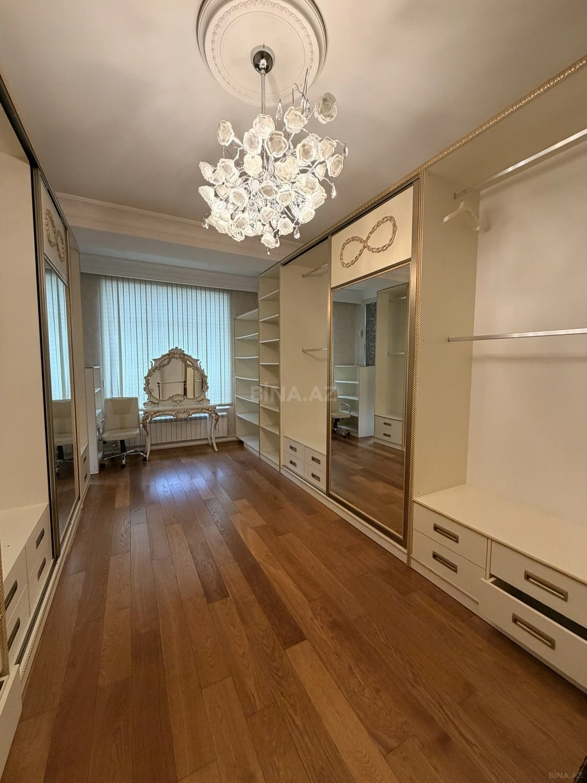 Kirayə verilir 4 otaqlı mənzil 250 m²