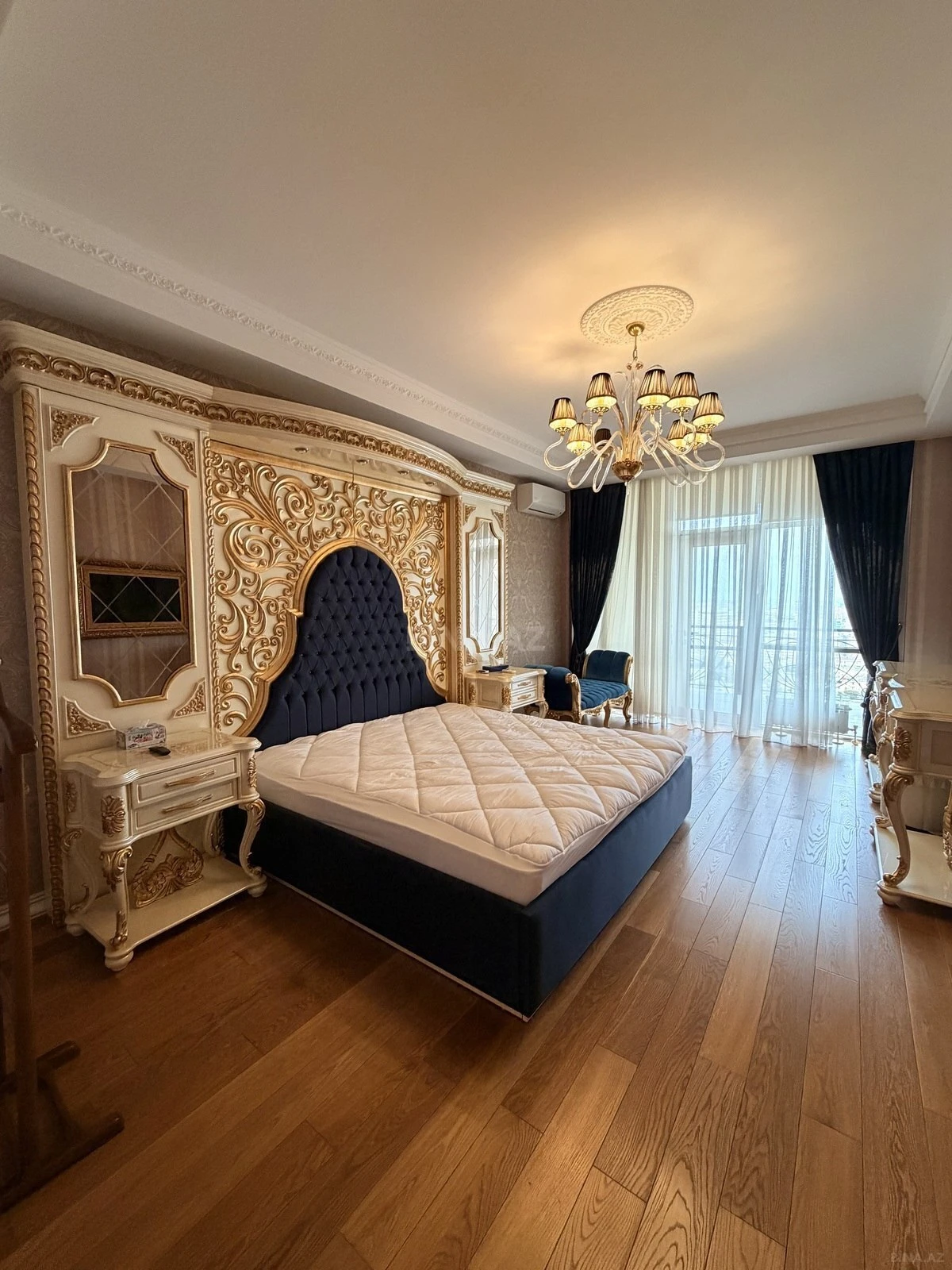 Kirayə verilir 4 otaqlı mənzil 250 m²