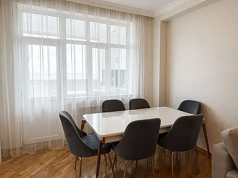 Kirayə verilir 2 otaqlı mənzil 70 m²