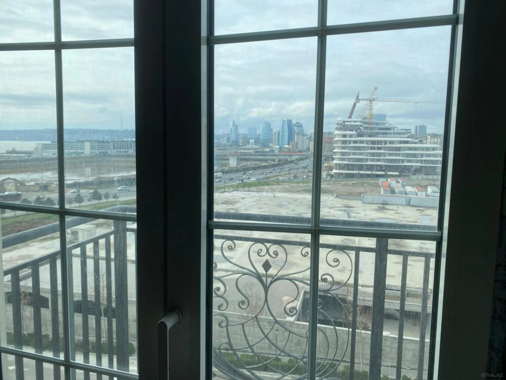 Satılır 5 otaqlı mənzil 186 m²