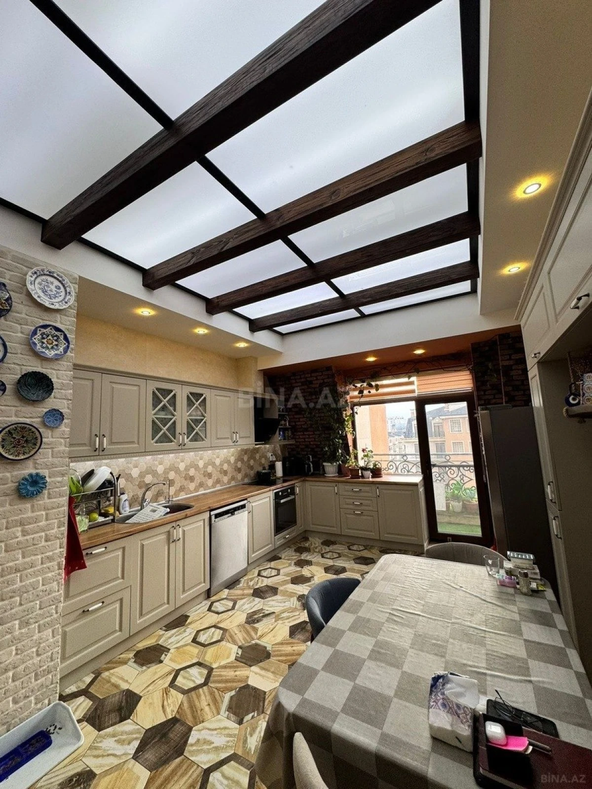 Satılır 4 otaqlı mənzil 220 m²