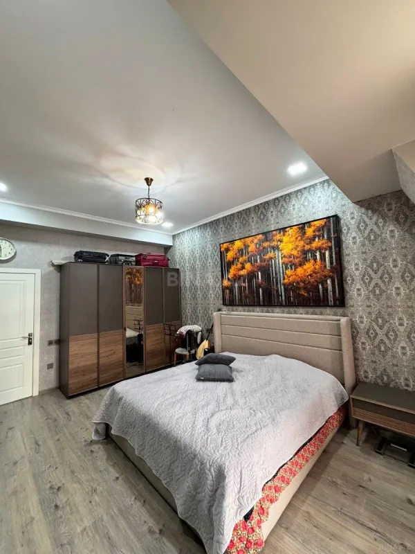 Satılır 4 otaqlı mənzil 220 m²
