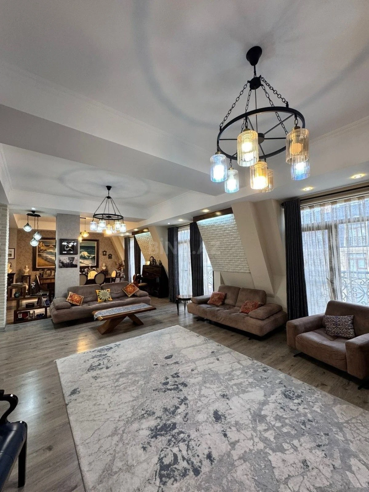 Satılır 4 otaqlı mənzil 220 m²