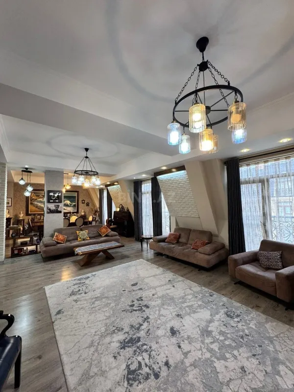 Satılır 4 otaqlı mənzil 220 m²