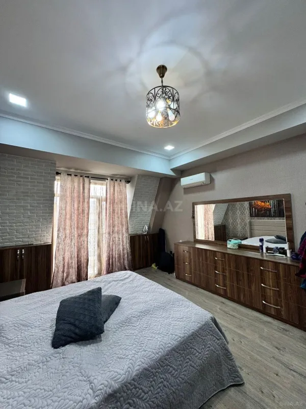 Satılır 4 otaqlı mənzil 220 m²
