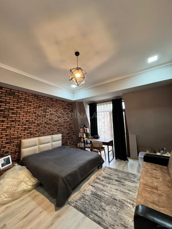 Satılır 4 otaqlı mənzil 220 m²