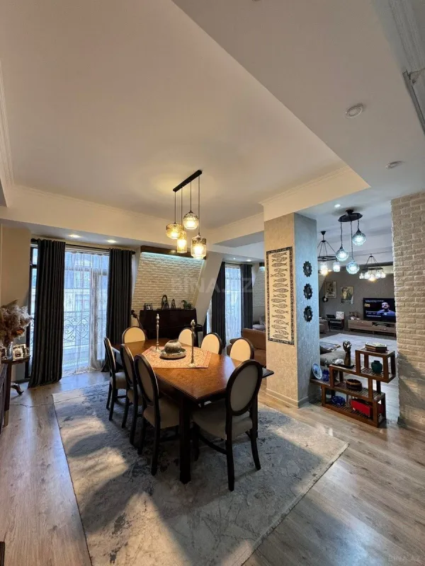 Satılır 4 otaqlı mənzil 220 m²