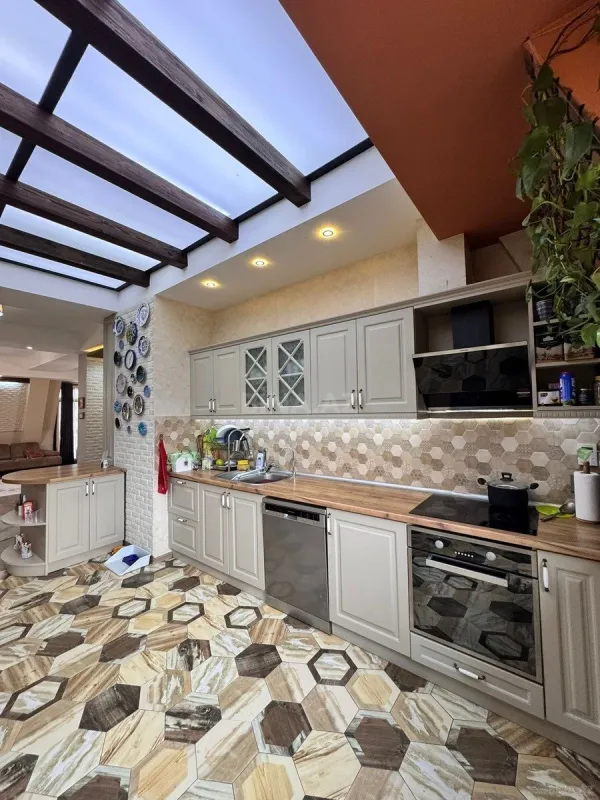 Satılır 4 otaqlı mənzil 220 m²