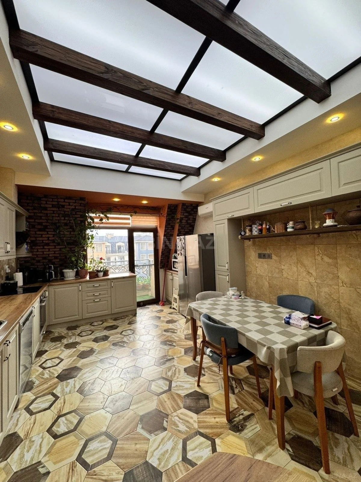 Satılır 4 otaqlı mənzil 220 m²