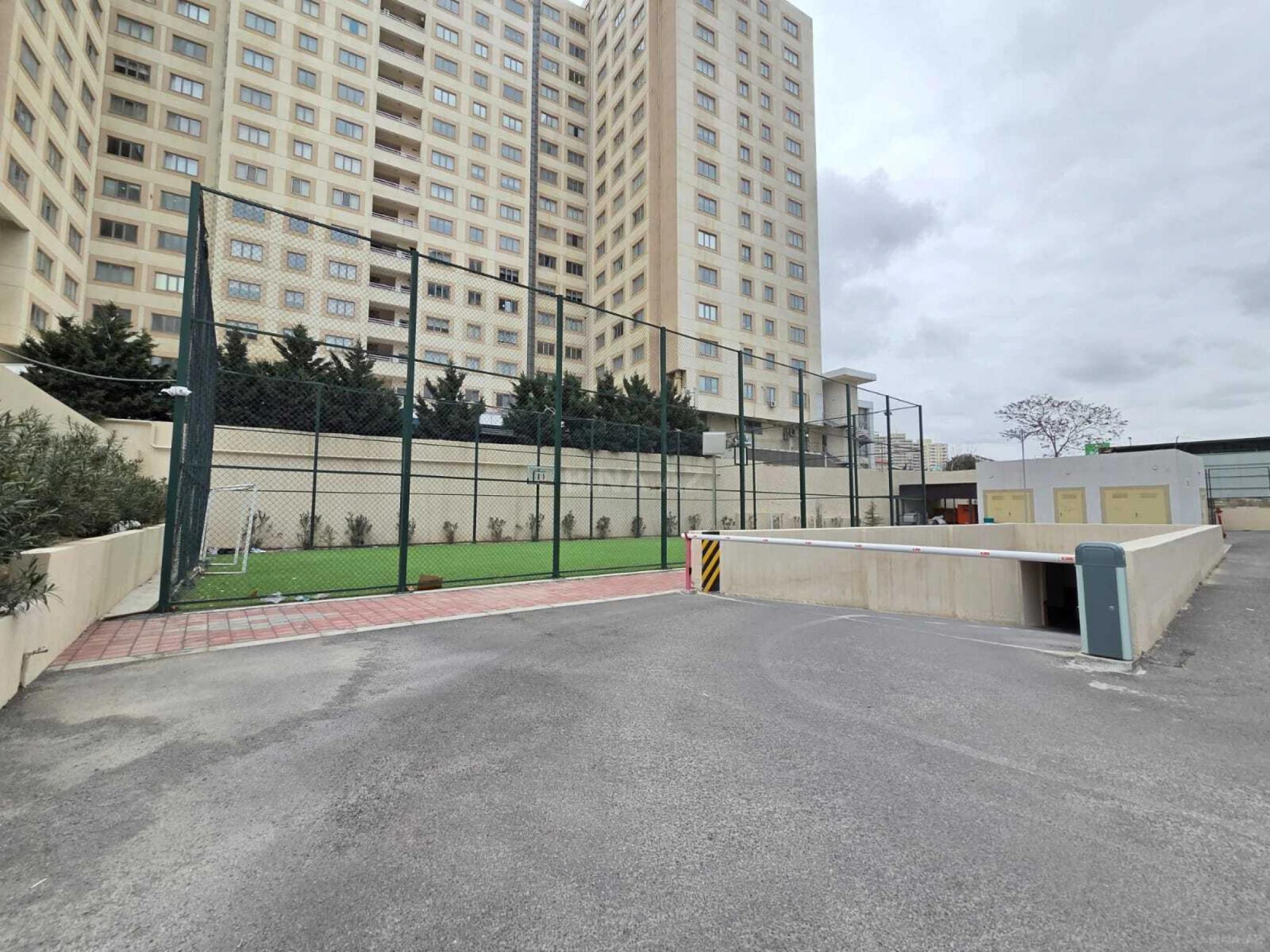 Satılır 4 otaqlı mənzil 160 m²