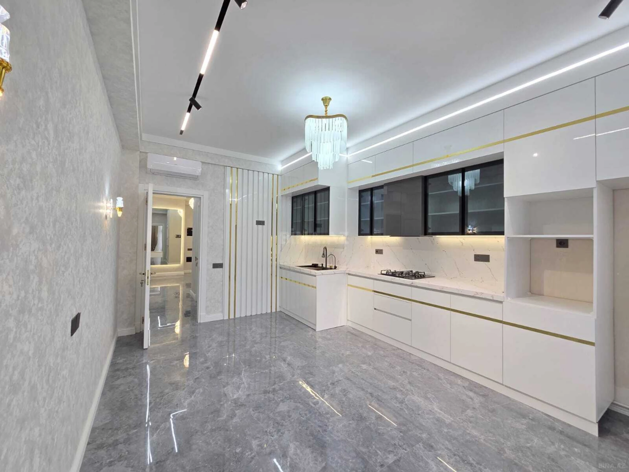 Satılır 4 otaqlı mənzil 160 m²