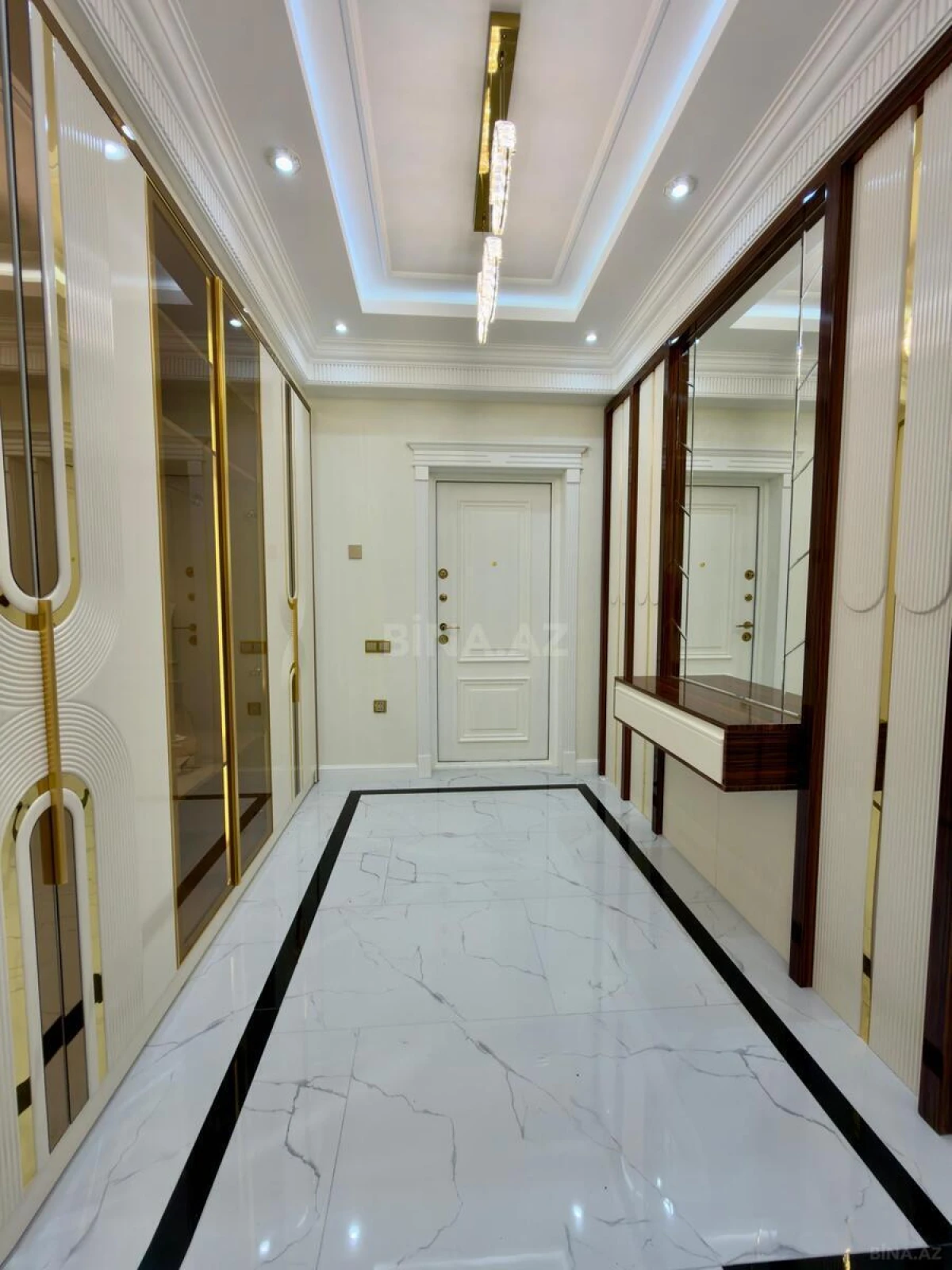 Satılır 4 otaqlı mənzil 175 m²