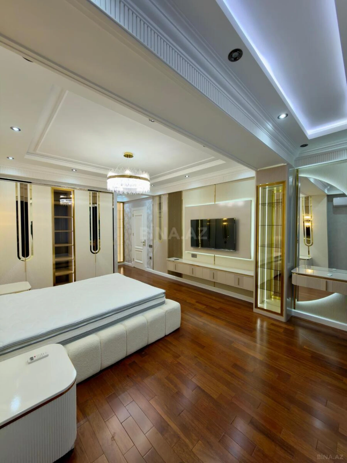 Satılır 4 otaqlı mənzil 175 m²