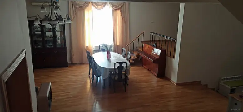 Kirayə verilir 9 otaqlı həyət evi 400 m²