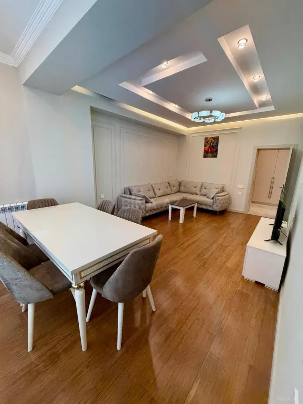 Kirayə verilir 2 otaqlı mənzil 90 m²