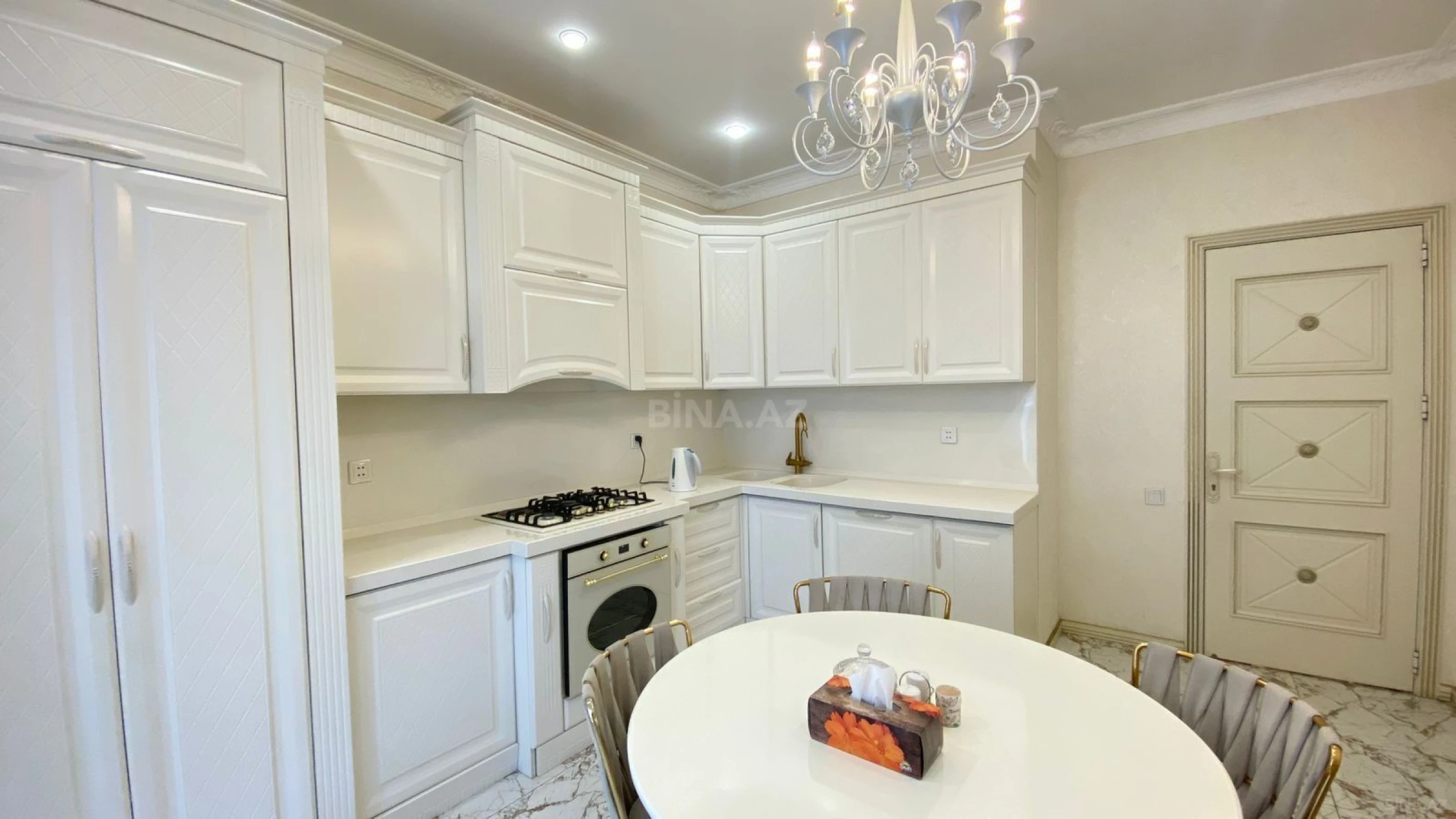 Kirayə verilir 3 otaqlı mənzil 150 m²