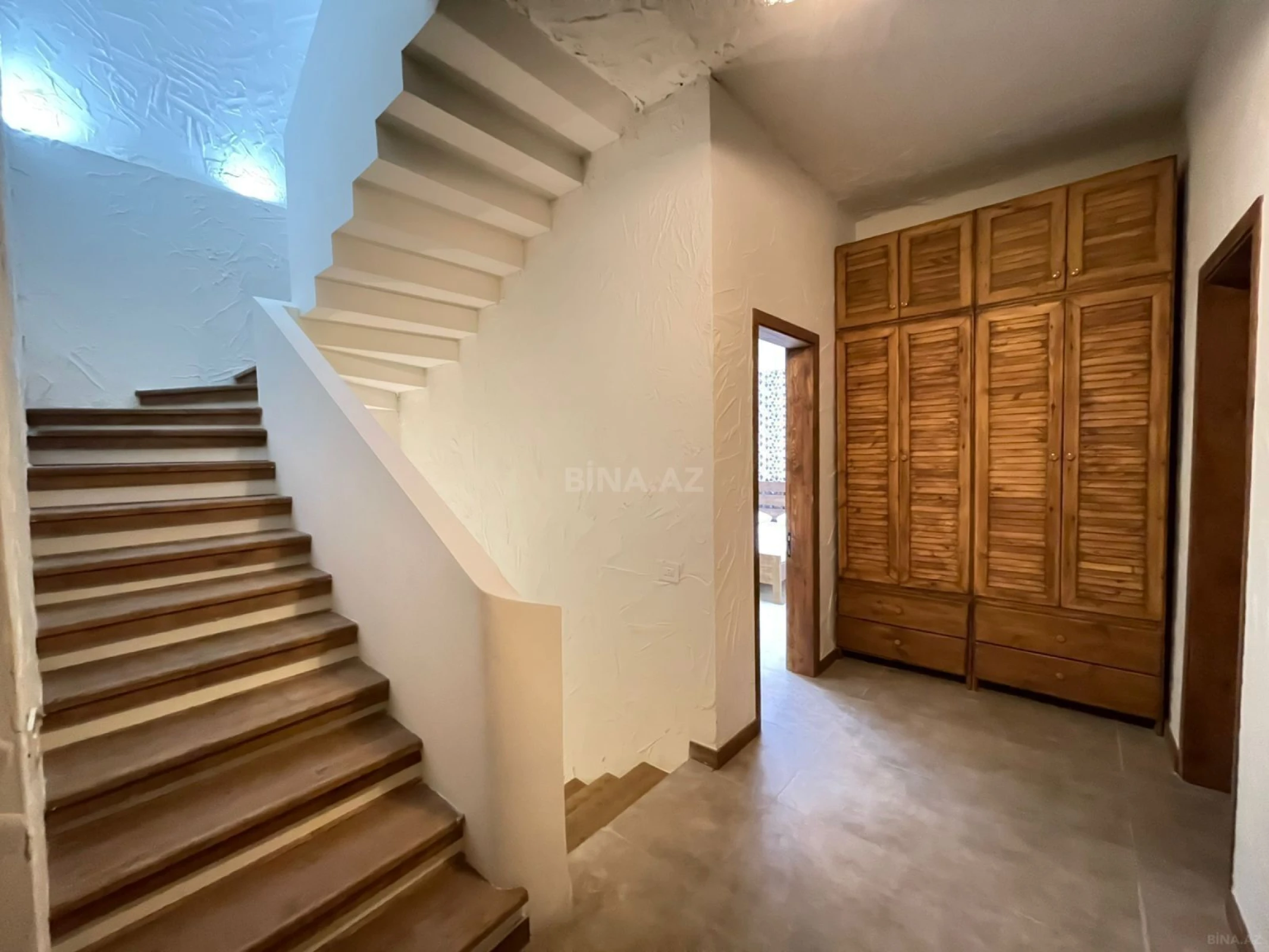 Satılır 7 otaqlı həyət evi 360 m²