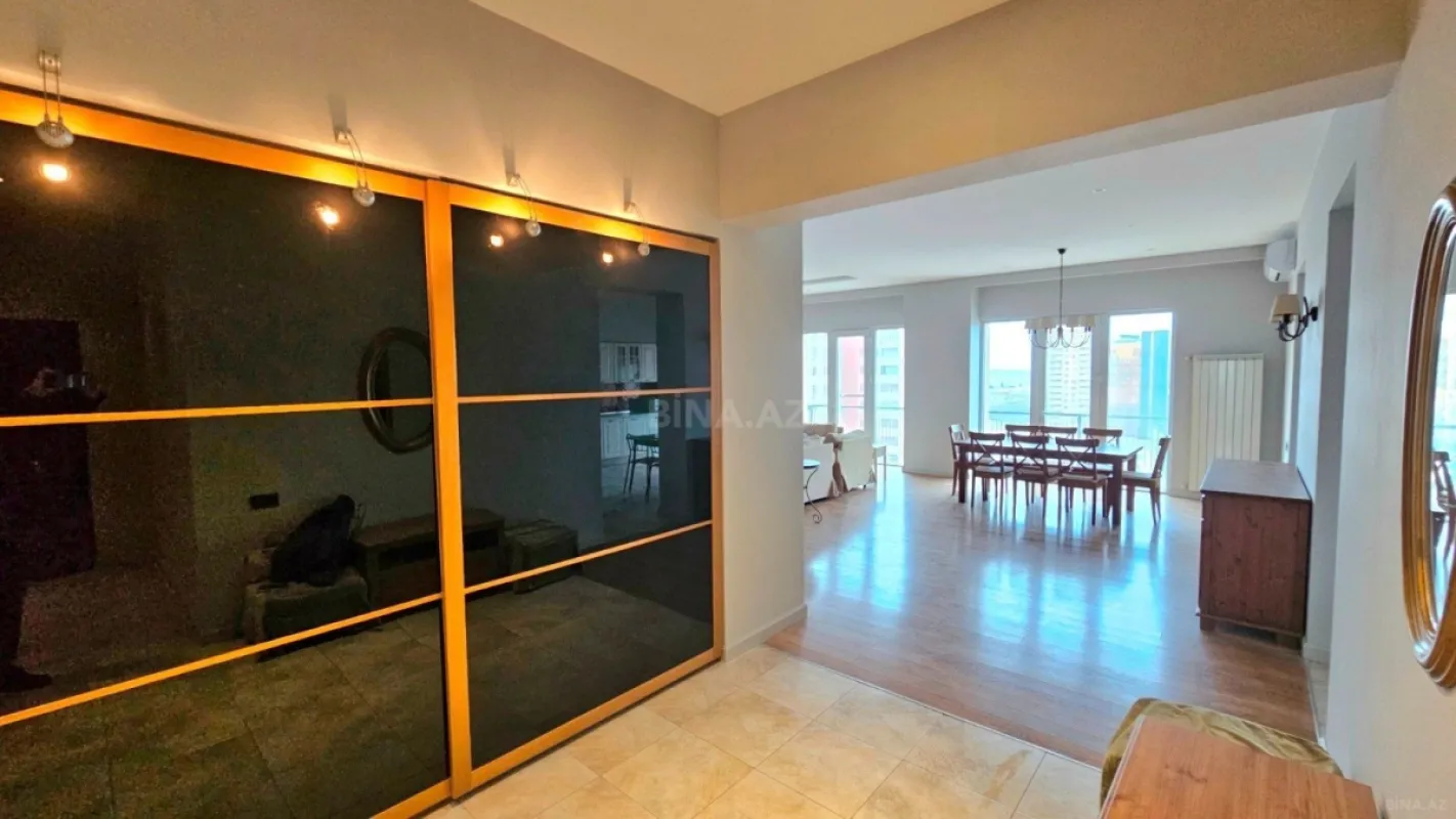 Satılır 5 otaqlı mənzil 234 m²