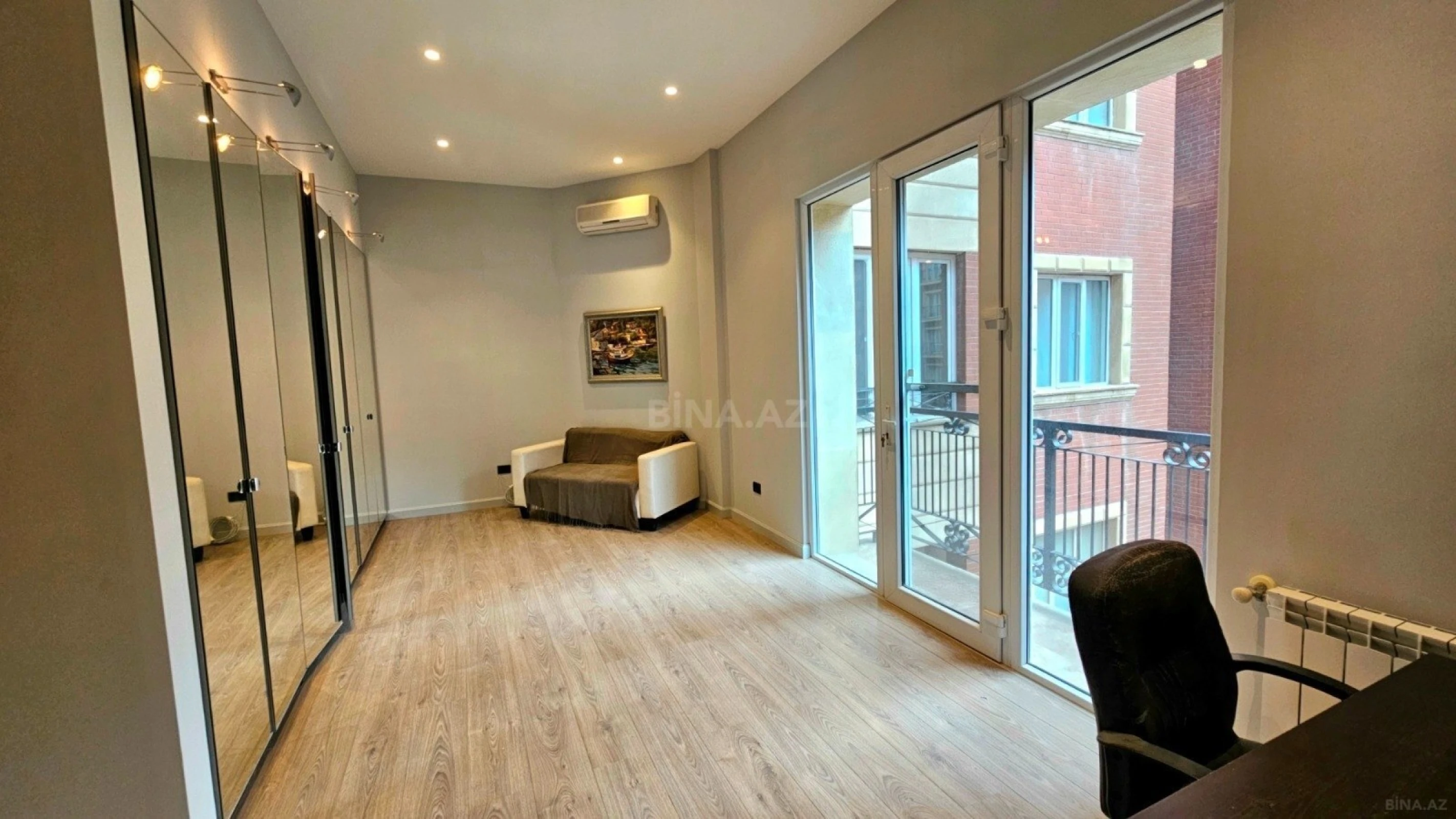 Satılır 5 otaqlı mənzil 234 m²