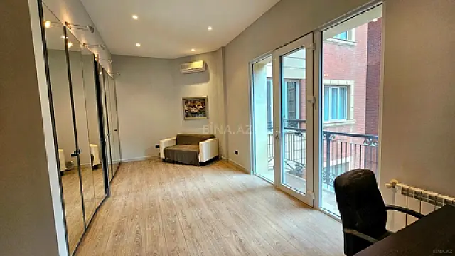 Satılır 5 otaqlı mənzil 234 m²