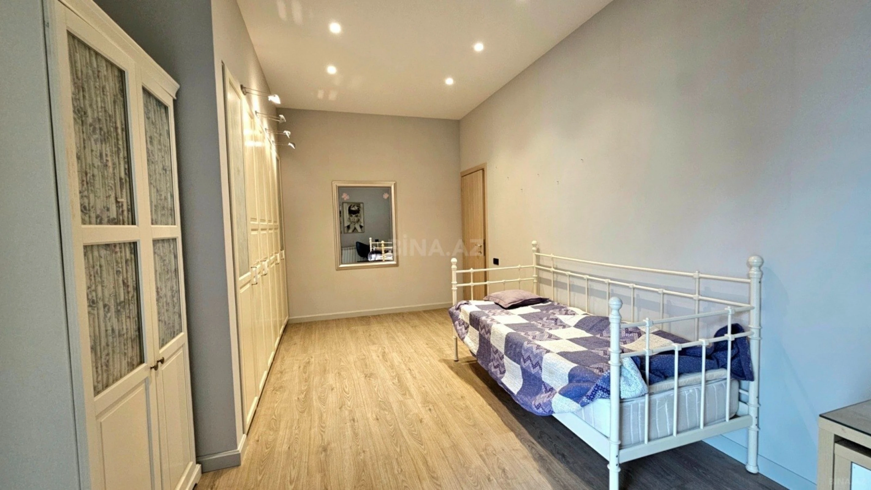 Satılır 5 otaqlı mənzil 234 m²