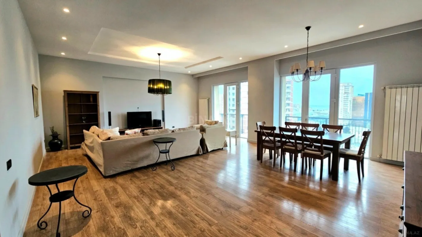 Satılır 5 otaqlı mənzil 234 m²