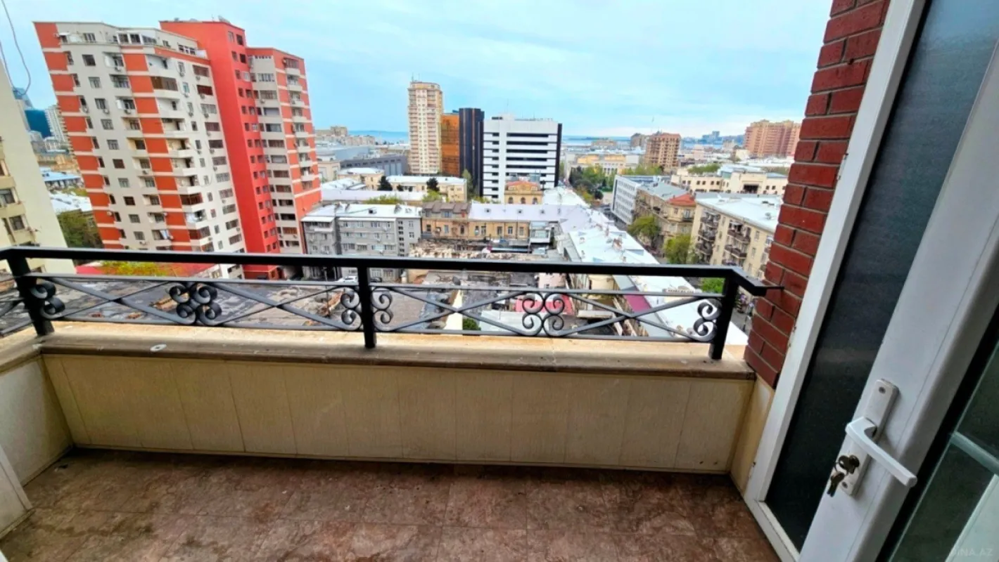 Satılır 5 otaqlı mənzil 234 m²