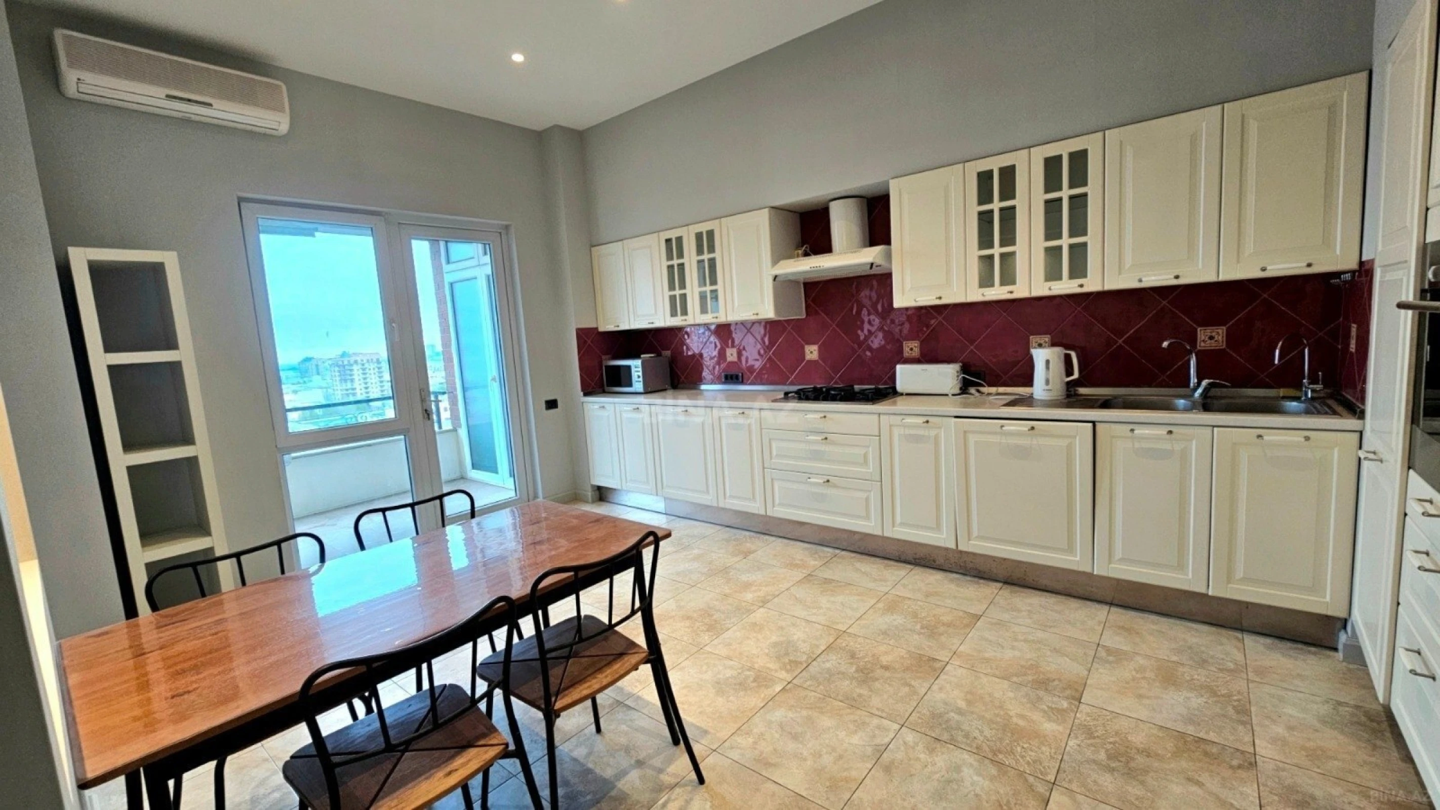 Satılır 5 otaqlı mənzil 234 m²